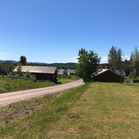 Mysig Timmerstuga Med Braskamin Naera Hovfjaellet Torsby Exterior foto